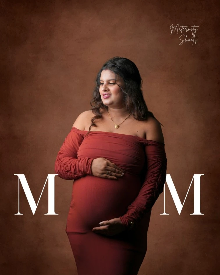 pregnancy photoshoot pose hand on belly