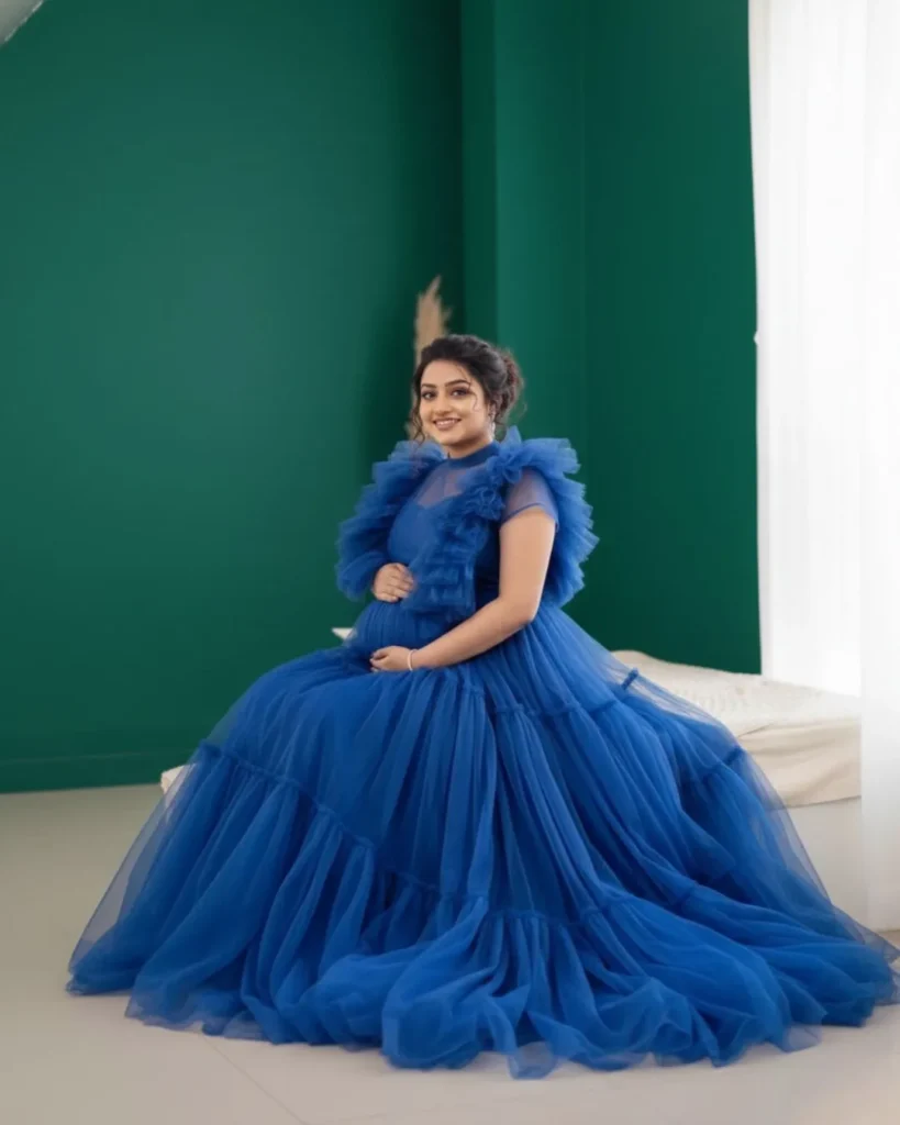 mom to be holding baby bump photoshoot