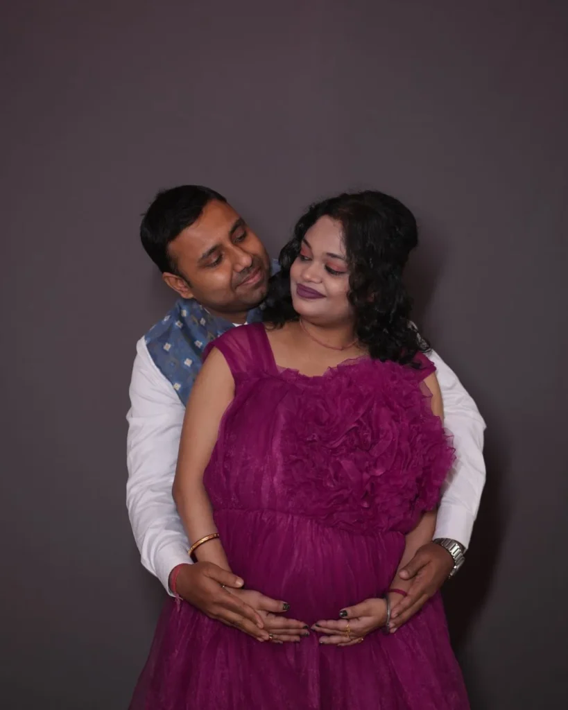 romantic pregnancy photoshoot pose husband hugging wife