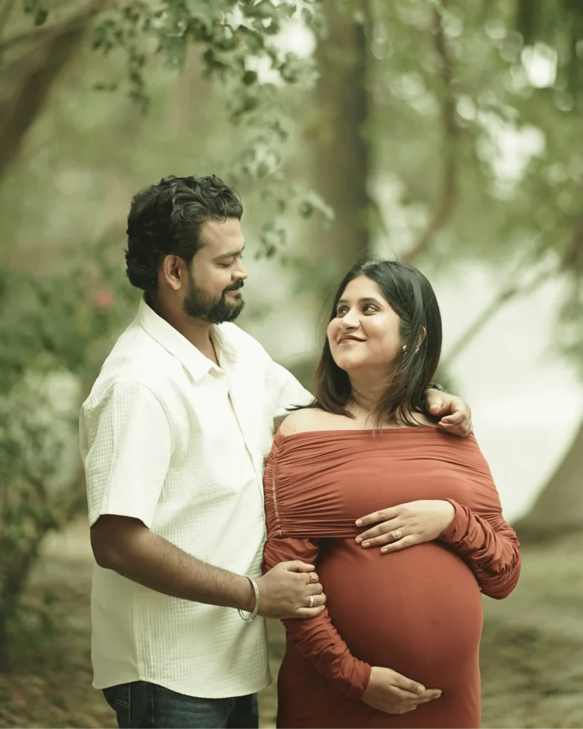 outdoor maternity photoshoot in Kolkata with couple in nature setting