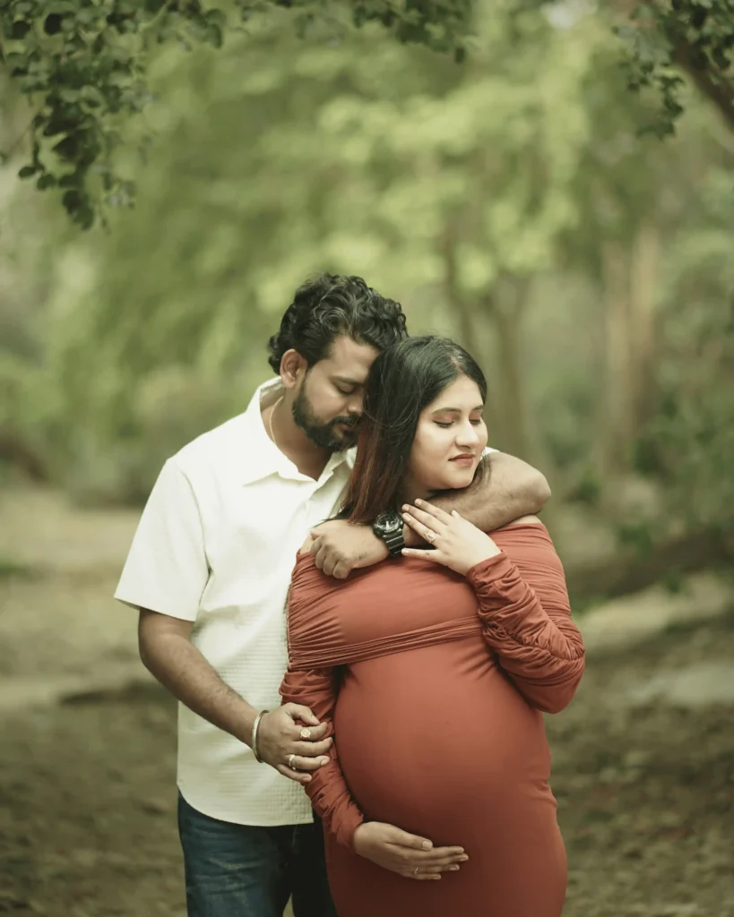 outdoor maternity photoshoot in Kolkata park with couple natural pose