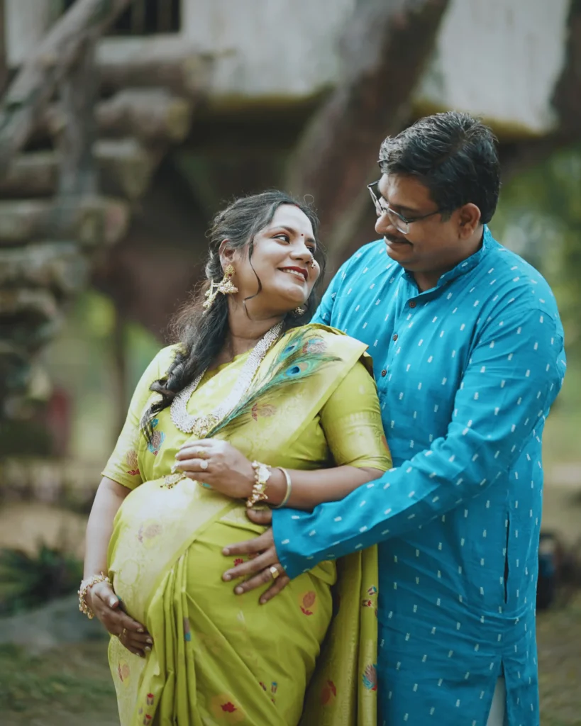 traditional maternity photoshoot in Kolkata with couple in saree outdoor