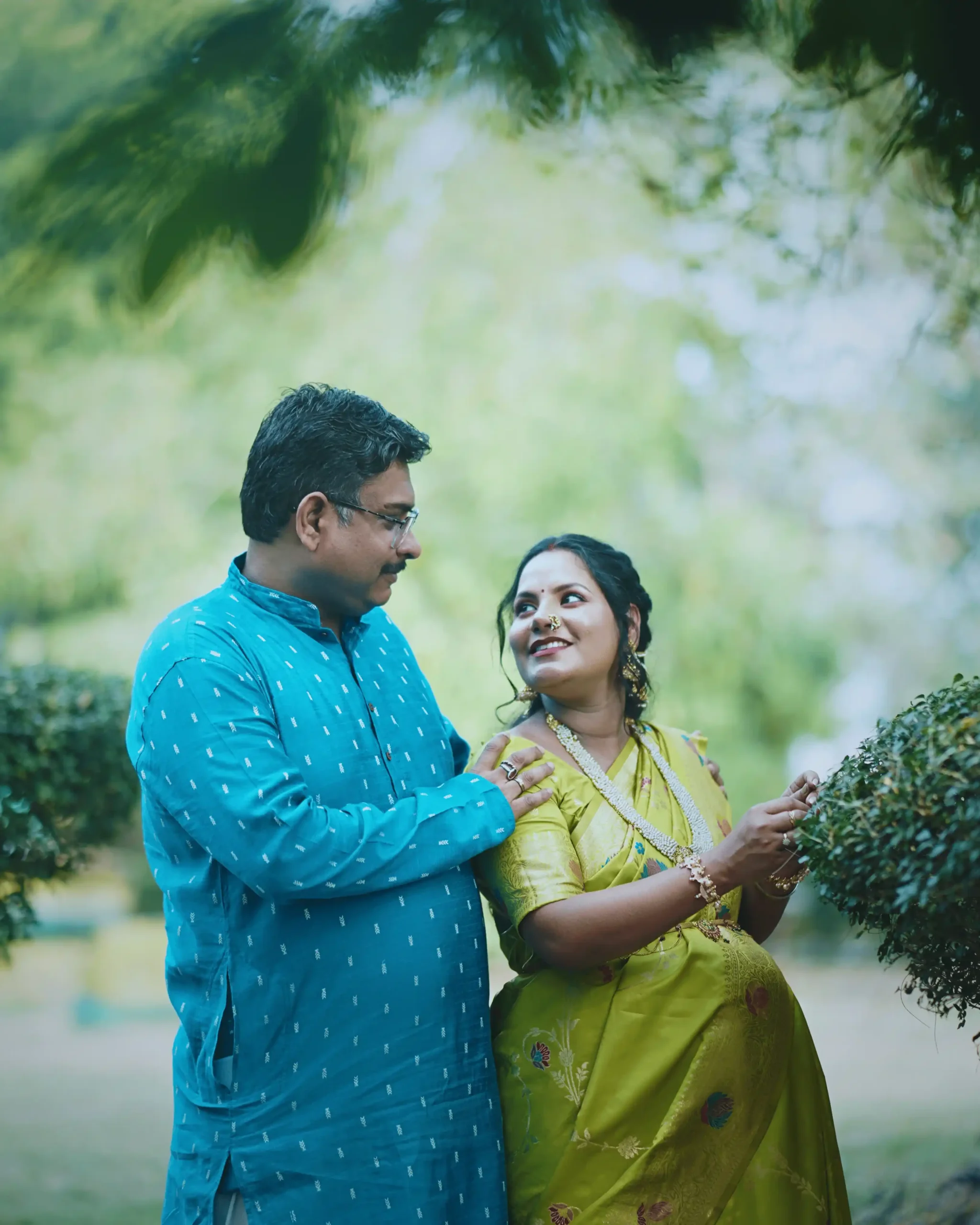 traditional maternity photoshoot in Kolkata with couple in saree outdoor