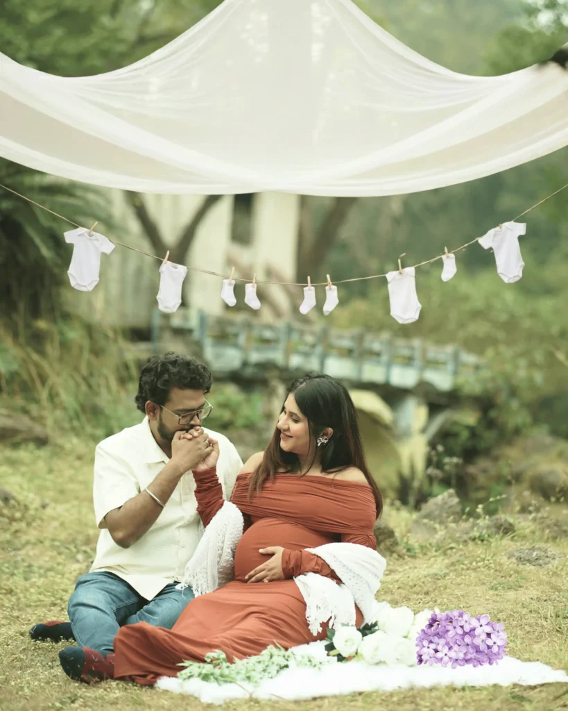 creative maternity photoshoot in Kolkata with couple picnic outdoor setup