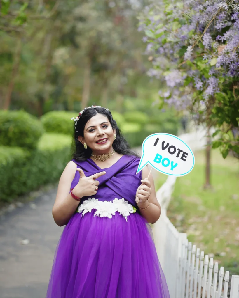 fun maternity photoshoot in Kolkata with mom holding it’s a boy sign