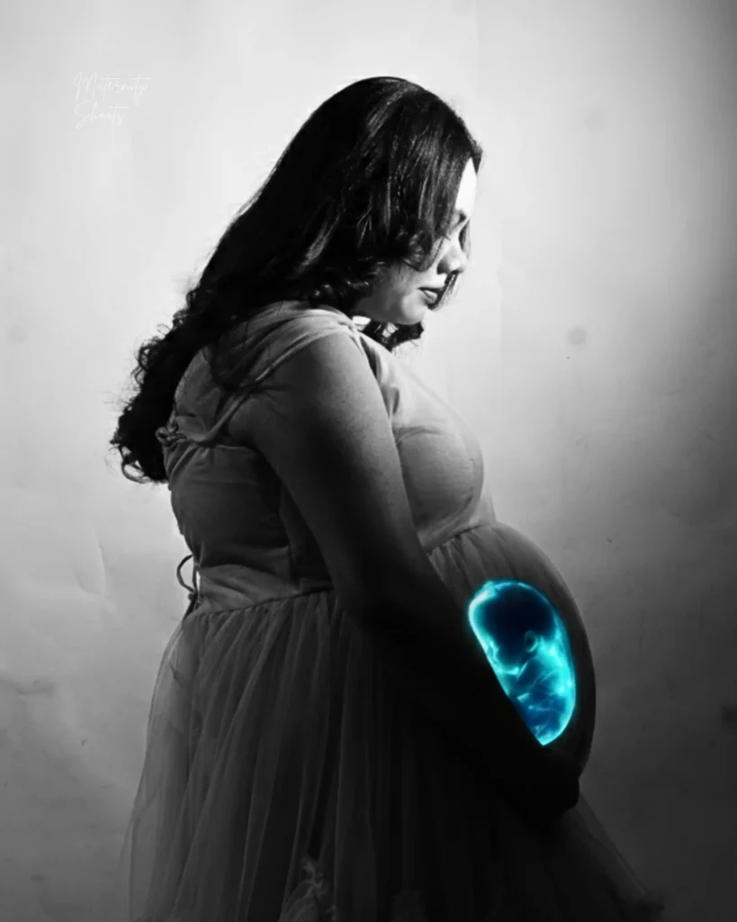 A silent bond, a glowing life — an artistic maternity portrait of motherhood’s deepest connection