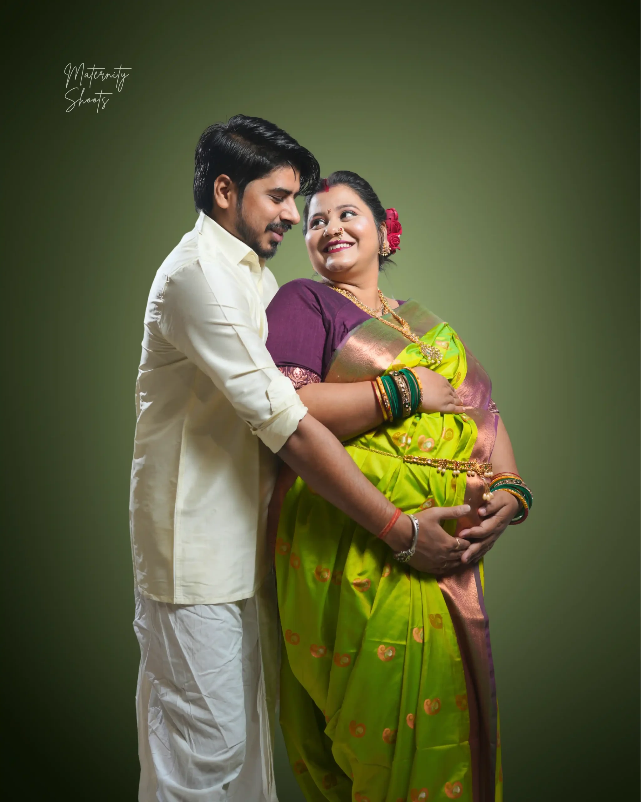 Traditional Saree Maternity Shoot in Jamshedpur – Marathi Style